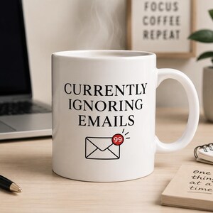 Tasse „E-Mails werden gerade ignoriert“ | Lustige Büro-Kaffeetasse | Geschenk für Kollegen | Tasse mit Arbeitshumor | Mitarbeitergeschenk | Schreibtischtasse