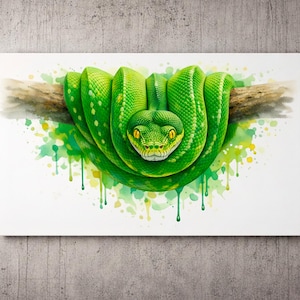 Puede incluir: Una vibrante serpiente verde enrollada alrededor de una rama marrón, sobre un fondo blanco con salpicaduras de pintura de acuarela. Los ojos amarillos y las escamas texturizadas de la serpiente están detallados. La obra de arte es una impresión en lienzo.