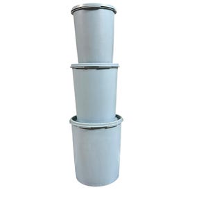 Op de afbeelding: Drie lichtblauwe plastic opbergcontainers die op elkaar zijn gestapeld. Elke container heeft een bijpassende deksel. De containers zijn cilindrisch en lijken gemaakt te zijn van een duurzaam plastic materiaal.