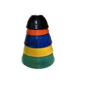 Puede incluir: Una pila de cinco cuencos coloridos en negro, naranja, azul, amarillo y verde. Los cuencos están apilados en forma de cono, con el cuenco negro en la parte superior y el cuenco verde en la parte inferior. Los cuencos tienen una superficie texturizada.