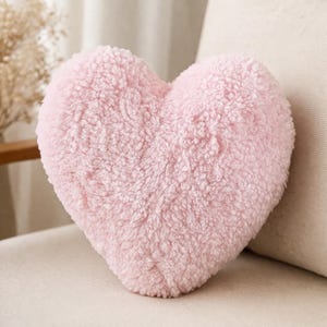 Pode incluir: Uma placa de madeira rústica com o texto "Welcome to our home" em letras brancas. A placa apresenta um acabamento desgastado e um design simples e convidativo, perfeito para a decoração da entrada.