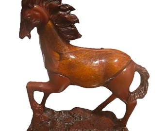 Staande lamp met staand paard en barnsteen, er ontbreekt wat kleur op het glas