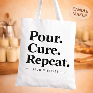 Könnte beinhalten: Weißer Canvas-Shopper mit schwarzem Text "Pour. Cure. Repeat." und "Studio Series" darunter. Die Tasche hat zwei weiße Henkel und ist für Kerzenhersteller konzipiert. Ein kleiner, runder Aufkleber mit der Aufschrift "Candle Maker" befindet sich oben rechts.