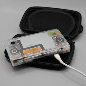 Nintendo DSi ∗ Puerto USB-C ∗ Carcasa transparente ∗ Nueva pantalla táctil ∗ Estuche de transporte