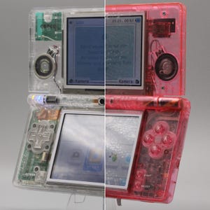 Könnte beinhalten: Geteiltes Bild einer transparenten Handheld-Spielkonsole. Die linke Seite ist klar und zeigt interne Komponenten, während die rechte Seite rosa ist. Die Bildschirme zeigen Text und Symbole. Tasten und ein Steuerkreuz sind sichtbar.