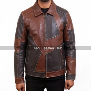 Peut inclure: Veste en cuir marron et marron foncé avec un design patchwork. La veste a un col, une fermeture éclair et des coutures blanches. Le texte "Hadi Leather Hub" est visible sur la veste.