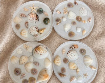 Untersetzer aus Kunstharz mit Muschelmotiv | Handgefertigte Stranddeko | 4er-Set