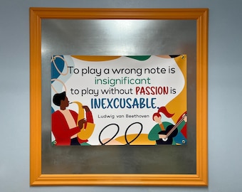 Könnte beinhalten: Ein gerahmtes Poster mit einem orangefarbenen Rahmen. Das Poster enthält ein Zitat von Ludwig van Beethoven: „Eine falsche Note zu spielen ist unbedeutend; ohne LEIDENSCHAFT zu spielen ist UNENTSCHULDIGBAR.“ Illustrationen von Musikern mit Instrumenten sind enthalten.
