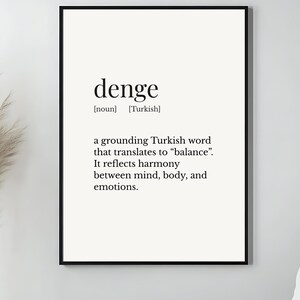 Könnte beinhalten: Gerahmter Druck mit dem Wort "denge", einem türkischen Wort für "Gleichgewicht". Der Text erklärt die Bedeutung des Wortes und betont die Harmonie zwischen Geist, Körper und Emotionen. Der Druck ist in einem schwarzen Rahmen.