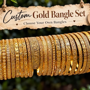 Pode incluir: Uma coleção de pulseiras de metal dourado com vários padrões em relevo, incluindo designs florais, geométricos e de contas. Uma placa acima diz Custom Gold Bangle Set Choose Your Own Bangles e um coração Your Style Your Set.