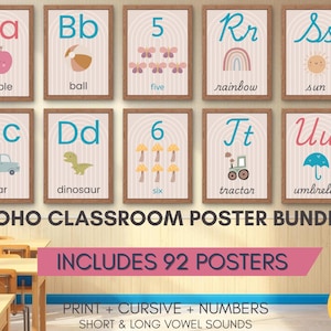 Könnte beinhalten: Eine Sammlung von gerahmten Lernpostern für ein Klassenzimmer. Jedes Poster zeigt einen Buchstaben des Alphabets oder eine Zahl, zusammen mit einer passenden Illustration. Die Poster sind in einer neutralen Farbpalette gehalten und enthalten den Text "BOHO CLASSROOM POSTER BUNDLE".