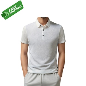 Pode incluir: Uma camisa polo cinza claro com um padr&atilde;o texturizado. A camisa tem gola branca, mangas curtas e tr&ecirc;s bot&otilde;es pretos. A imagem tamb&eacute;m inclui uma faixa verde com as palavras "FREE SHIPPING".