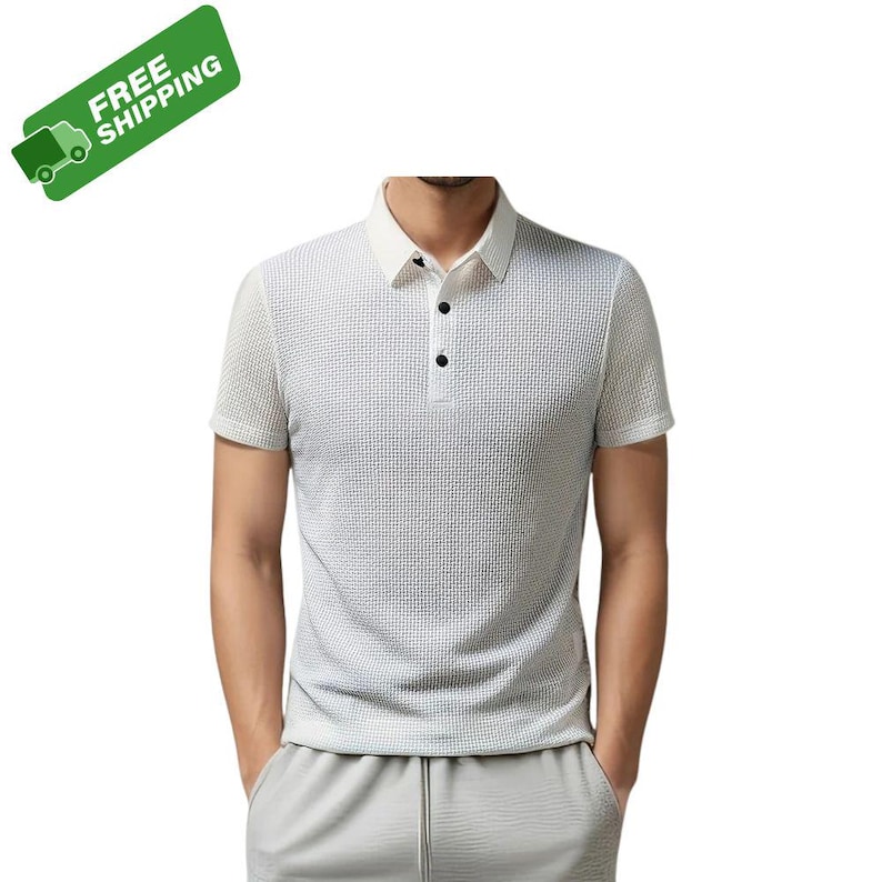 Pode incluir: Uma camisa polo cinza claro com um padr&atilde;o texturizado. A camisa tem gola branca, mangas curtas e tr&ecirc;s bot&otilde;es pretos. A imagem tamb&eacute;m inclui uma faixa verde com as palavras "FREE SHIPPING".