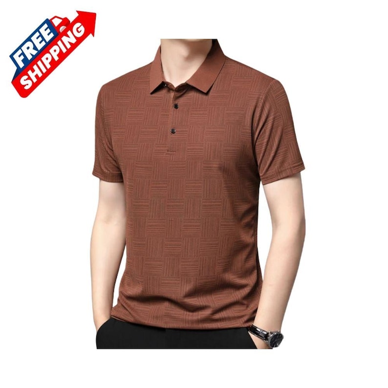 K&ouml;nnte beinhalten: Braunes Poloshirt mit geometrischem Muster. Das Shirt hat kurze &Auml;rmel und einen Kragen mit drei Kn&ouml;pfen. Das Bild enth&auml;lt eine rot-blaue Grafik mit der Aufschrift "FREE SHIPPING".
