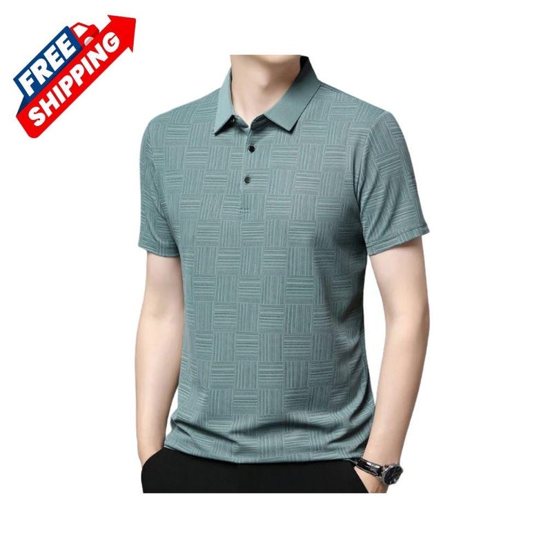 K&ouml;nnte beinhalten: Ein hellgr&uuml;nes Poloshirt mit geometrischem Muster. Das Shirt hat kurze &Auml;rmel, einen Kragen und drei Kn&ouml;pfe. Das Shirt ist aus leichtem Material gefertigt.