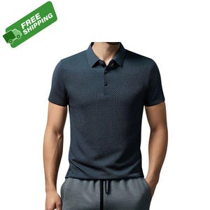 Pode incluir: Uma camisa polo azul escuro com um padr&atilde;o texturizado. A camisa tem mangas curtas, gola e carcela de tr&ecirc;s bot&otilde;es. A imagem tamb&eacute;m inclui o texto "FREE SHIPPING" em uma faixa verde.