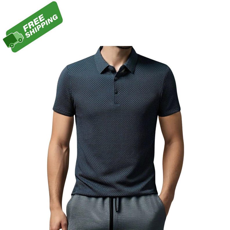 Pode incluir: Uma camisa polo azul escuro com um padr&atilde;o texturizado. A camisa tem mangas curtas, gola e carcela de tr&ecirc;s bot&otilde;es. A imagem tamb&eacute;m inclui o texto "FREE SHIPPING" em uma faixa verde.