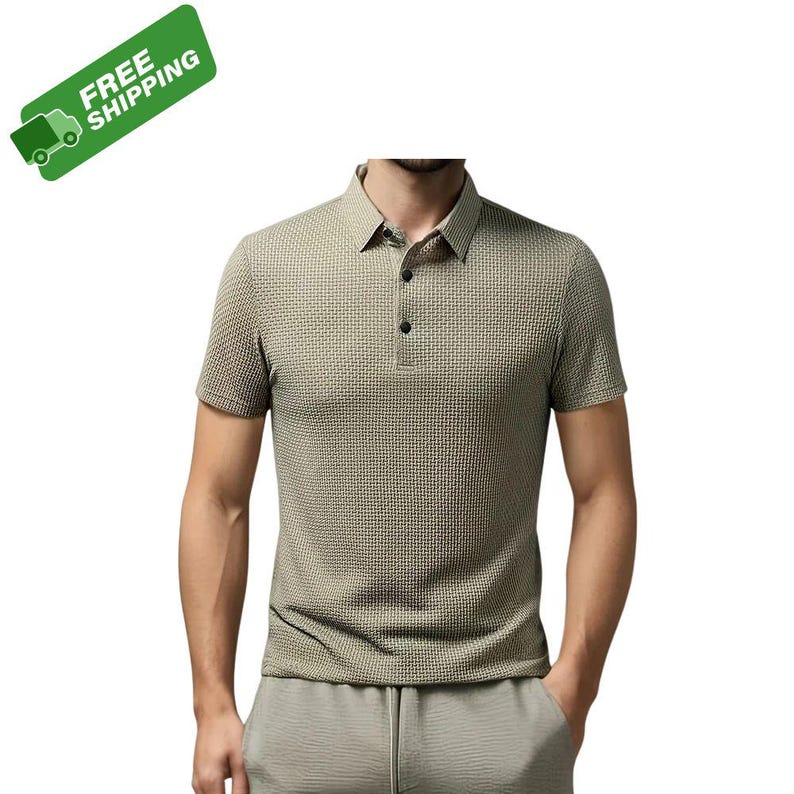 Pode incluir: Uma camisa polo de manga curta em tecido texturizado verde oliva claro. A camisa tem uma gola cl&aacute;ssica, tr&ecirc;s bot&otilde;es pretos e um padr&atilde;o tecido sutil. A imagem tamb&eacute;m inclui o texto "FREE SHIPPING" em uma faixa verde.