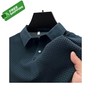 Pode incluir: Camisa polo verde-azulado escuro com um padr&atilde;o de tecido texturizado. A camisa tem uma gola cl&aacute;ssica e dois bot&otilde;es. A imagem inclui uma faixa verde com as palavras "FREE SHIPPING".