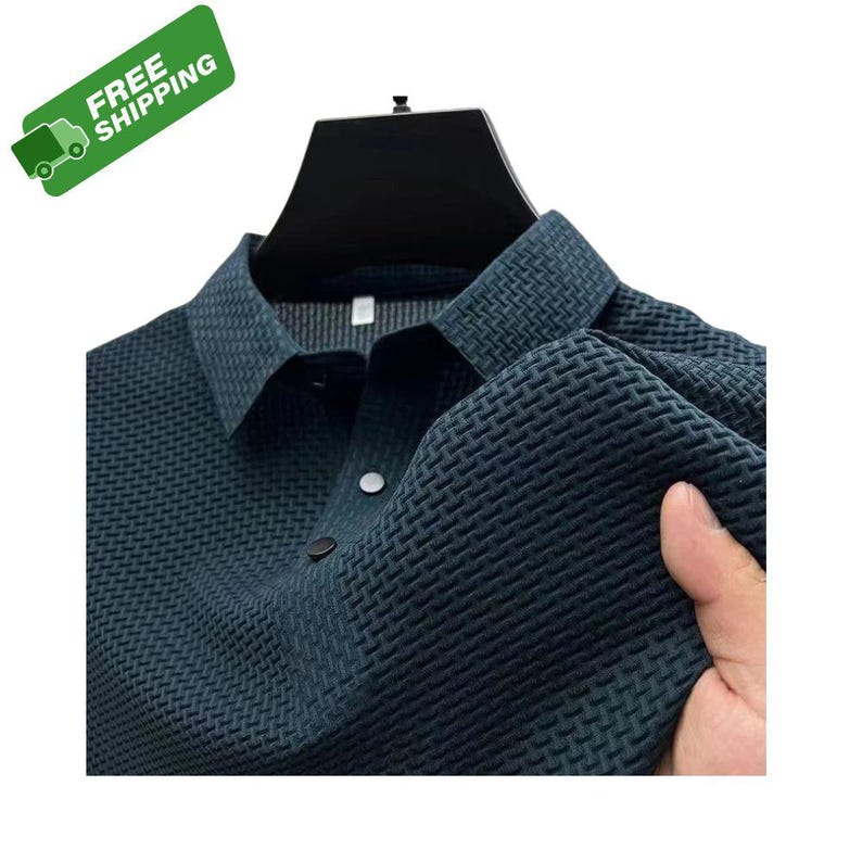 Pode incluir: Camisa polo verde-azulado escuro com um padr&atilde;o de tecido texturizado. A camisa tem uma gola cl&aacute;ssica e dois bot&otilde;es. A imagem inclui uma faixa verde com as palavras "FREE SHIPPING".