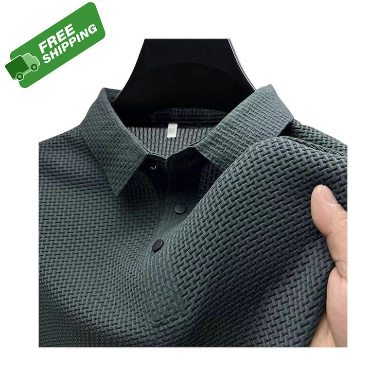 Pode incluir: Camisa cinza escuro com gola e um padr&atilde;o de tecido texturizado. A camisa tem uma frente abotoada e uma gola cl&aacute;ssica. O tecido parece macio e flex&iacute;vel. A imagem inclui um adesivo verde "FREE SHIPPING" no canto superior esquerdo.