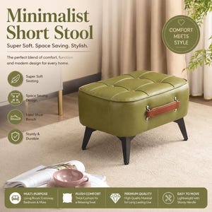 Puede incluir: Un taburete rectangular de color verde oliva con capitoné y un asa lateral de aspecto cuero marrón, apoyado sobre cuatro patas negras inclinadas. El texto en la imagen dice Minimalist Short Stool, Super Soft, Space Saving, Stylish, Comfort Meets Style.
