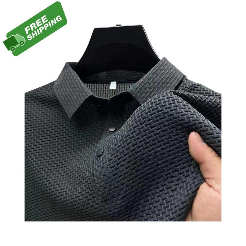 Pode incluir: Camisa cinza escuro com gola e um padr&atilde;o tecido texturizado. A camisa tem uma frente abotoada e &eacute; exibida em um cabide preto. A imagem inclui uma faixa verde com as palavras "FREE SHIPPING".