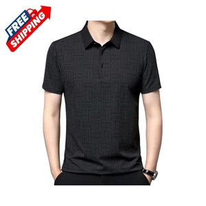K&ouml;nnte beinhalten: Ein dunkelgraues Poloshirt mit einem strukturierten, geometrischen Muster. Das kurz&auml;rmelige Shirt hat einen schwarzen Kragen und eine Knopfleiste mit drei Kn&ouml;pfen. Eine rot-blaue Grafik "KOSTENLOSER VERSAND" befindet sich in der oberen linken Ecke.