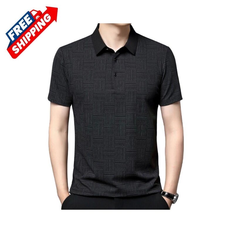 K&ouml;nnte beinhalten: Ein dunkelgraues Poloshirt mit einem strukturierten, geometrischen Muster. Das kurz&auml;rmelige Shirt hat einen schwarzen Kragen und eine Knopfleiste mit drei Kn&ouml;pfen. Eine rot-blaue Grafik "KOSTENLOSER VERSAND" befindet sich in der oberen linken Ecke.