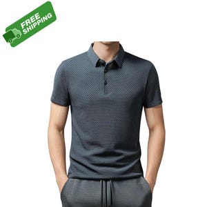 Pode incluir: Polo de manga curta cinza escuro com um padr&atilde;o geom&eacute;trico. A camisa tem uma gola cl&aacute;ssica e uma carcela de tr&ecirc;s bot&otilde;es. Uma faixa verde com o texto "FREE SHIPPING" tamb&eacute;m &eacute; vis&iacute;vel.