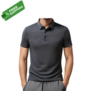 Pode incluir: Uma camisa polo cinza escuro com um padr&atilde;o texturizado. A camisa de manga curta tem gola abotoada e &eacute; usada com cal&ccedil;as cinza. A imagem inclui uma faixa verde com as palavras "FREE SHIPPING".