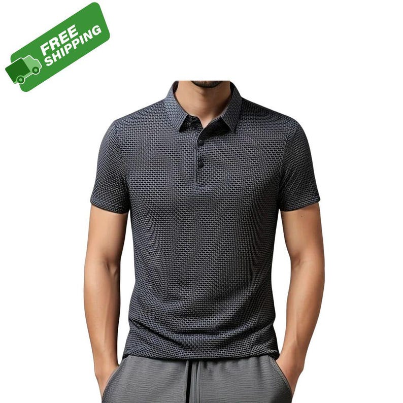 Pode incluir: Uma camisa polo cinza escuro com um padr&atilde;o texturizado. A camisa de manga curta tem gola abotoada e &eacute; usada com cal&ccedil;as cinza. A imagem inclui uma faixa verde com as palavras "FREE SHIPPING".