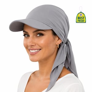 Puede incluir: Un cubrecabezas gris claro liso con una visera estructurada y largas cintas de tela que se anudan en la parte posterior. El accesorio está hecho de un material liso y ligero e incluye una pequeña etiqueta verde con el texto BEST PRICE.