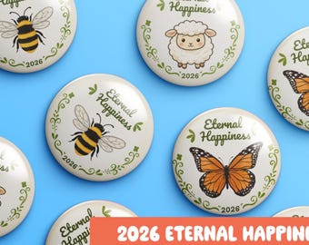 Puede incluir: Una colección de botones redondos blancos con ilustraciones de una abeja, una oveja y una mariposa. Cada botón tiene el texto "Eternal Happiness" y el año "2026" impresos. Los botones están dispuestos sobre un fondo azul.