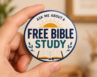 Puede incluir: Un botón redondo con fondo color crema y borde azul oscuro. El texto ASK ME ABOUT A FREE BIBLE STUDY está escrito en letras azul oscuro. Un gráfico de sol amarillo se sitúa sobre el texto y una ilustración de un libro abierto está debajo.