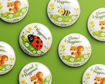 Puede incluir: Una colección de chapas redondas con ilustraciones de ardillas, una mariquita y una abeja sobre parches de hierba verde con flores amarillas y blancas. Cada chapa muestra el texto Eternal Happiness y el año 2026 en fuente de color verde.