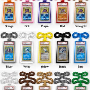 Puede incluir: Una colecci&oacute;n de quince fundas protectoras rectangulares de pl&aacute;stico para tarjetas coleccionables, cada una con un cord&oacute;n de cuerda trenzada a juego. Las fundas est&aacute;n disponibles en naranja, rosa, morado, rojo, oro rosa, plata, blanco, amarillo, negro, azul, transparente, marr&oacute;n, oro, gris y verde.
