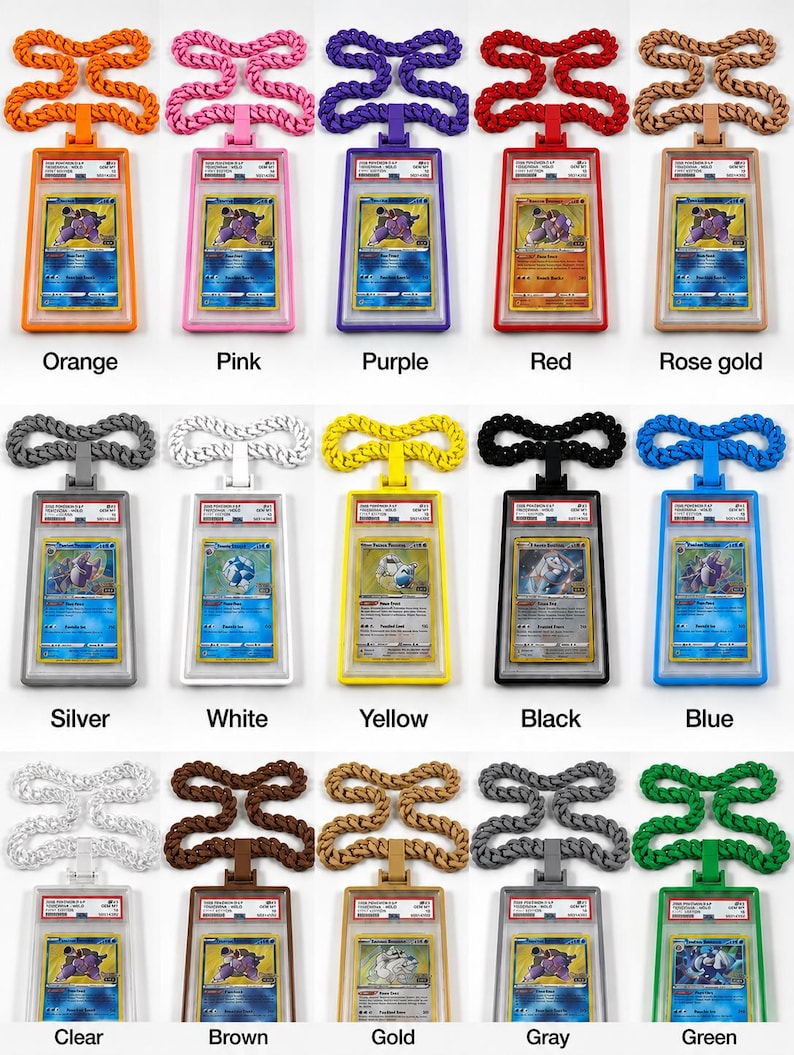 Puede incluir: Una colecci&oacute;n de quince fundas protectoras rectangulares de pl&aacute;stico para tarjetas coleccionables, cada una con un cord&oacute;n de cuerda trenzada a juego. Las fundas est&aacute;n disponibles en naranja, rosa, morado, rojo, oro rosa, plata, blanco, amarillo, negro, azul, transparente, marr&oacute;n, oro, gris y verde.