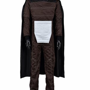 Puede incluir: Un mono de manga larga de color marr&oacute;n oscuro con cuello alto, detalles de costuras blancas y un panel rectangular blanco en la cintura. Una capa negra larga cuelga sobre los hombros, extendi&eacute;ndose a lo largo de todo el mono.