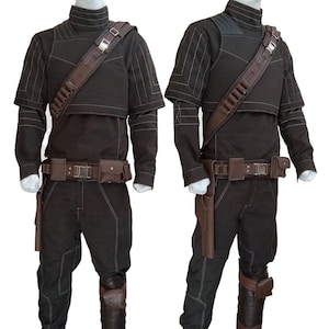 Op de afbeelding: Een donkerbruine kostuumset bestaande uit een shirt met lange mouwen en een hoge kraag, een bijpassende broek met witte contraststiksels, een bruine utility-riem met tasjes, een bruine schouderband met metalen gesp en een beenholster.