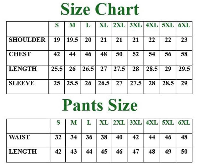Op de afbeelding: Een maattabel met groene tekstkoppen gelabeld als Size Chart en Pants Size. De tabellen vermelden afmetingen voor schouder, borst, lengte en mouw voor maten S tot 6XL, en taille- en lengtematen voor broekmaten S tot 6XL.