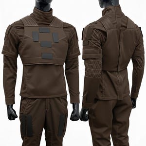 Pu&ograve; includere: Un set di uniforme tattica marrone composto da una maglia a maniche lunghe con colletto alto, una piastra pettorale strutturata con toppe nere rettangolari e pantaloni abbinati. Il capo presenta cuciture bianche a contrasto e motivi geometrici.