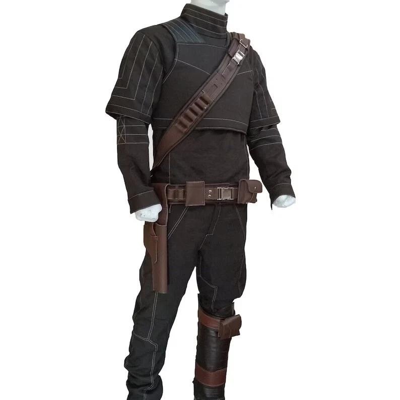 Op de afbeelding: Een zwarte set van een shirt met lange mouwen en een broek met witte contraststiksels, een hoge kraag en een bruine utility-riem in lederlook met holster, een schouderband met munitiegleuven en een bruin beenwikkel-accessoire.
