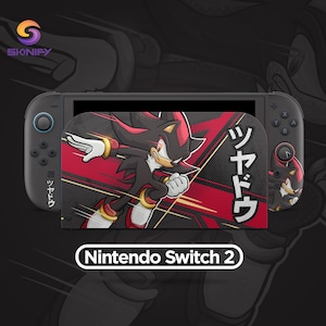 Puede incluir: Una funda para consola de juegos negra con un gráfico del personaje Shadow the Hedgehog en una pose de carrera dinámica sobre un fondo rojo y negro con caracteres japoneses y el texto Nintendo Switch 2 impreso debajo.