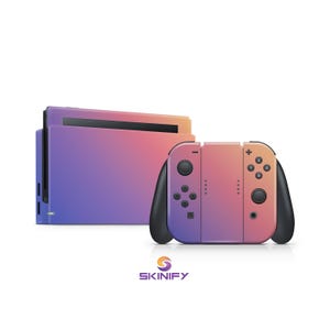 Puede incluir: Una consola de juegos y mandos con un degradado de color. Los dispositivos muestran una mezcla de rosa, naranja, morado y azul. Los mandos tienen agarres y botones negros. El logotipo de Skinify está abajo.