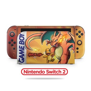 Può includere: Una console Nintendo Switch con un design personalizzato con Charizard e Charmander di Pokémon Rosso. La console ha una combinazione di colori rosso e arancione, con il design della cartuccia di gioco al centro. Il testo "Nintendo Switch 2" è in basso.