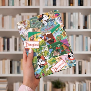 Könnte beinhalten: Eine farbenfrohe Tablet-Hülle mit einer Collage von Disneyland-Motiven, darunter Micky und Minnie Maus, Karten und Parkattraktionen. Die Hülle hat eine rechteckige Form und ein lebendiges, auffälliges Design.