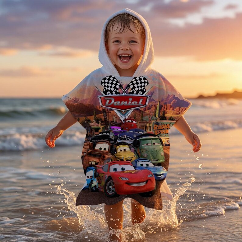 Personlig handduk med huva för barn, strandhandduk med personligt namn för pojkar, Blixten McQueen-present, badlakan för småbarn, poolutrustning, födelsedagspresent bild 2