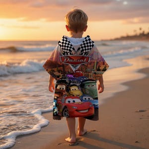 Personlig handduk med huva för barn, strandhandduk med personligt namn för pojkar, Blixten McQueen-present, badlakan för småbarn, poolutrustning, födelsedagspresent bild 3