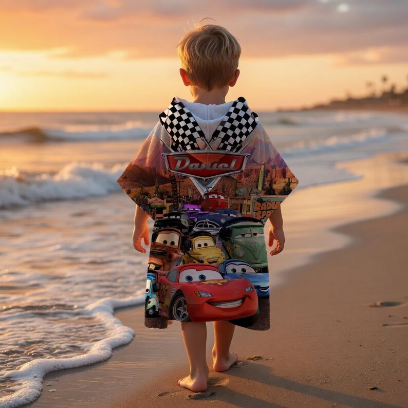 Personlig handduk med huva för barn, strandhandduk med personligt namn för pojkar, Blixten McQueen-present, badlakan för småbarn, poolutrustning, födelsedagspresent bild 3